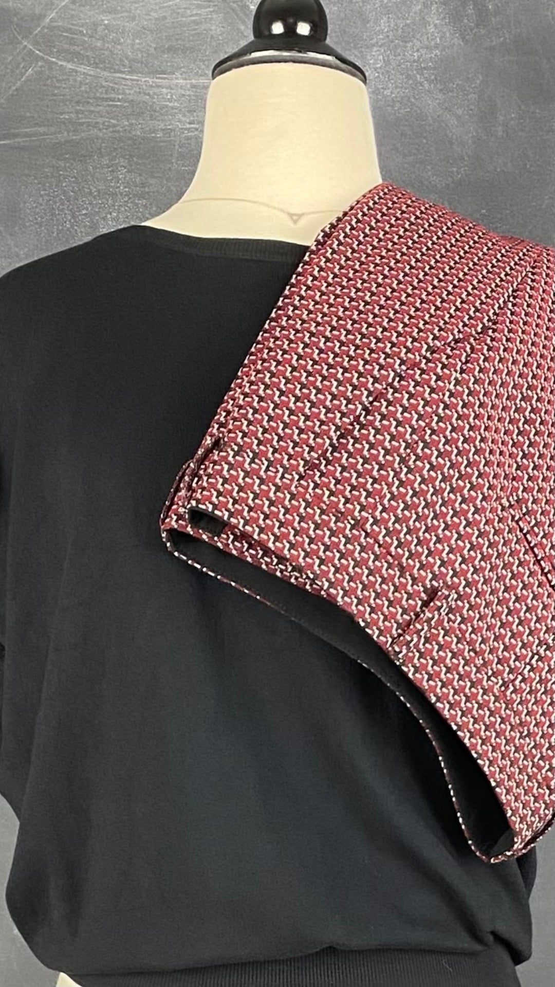 Pantalon coupe droite jacquard à motifs rouge, noir, blanc, Judith & Charles, taille 4. Vue de l'agencement avec le tricot noir Oui.