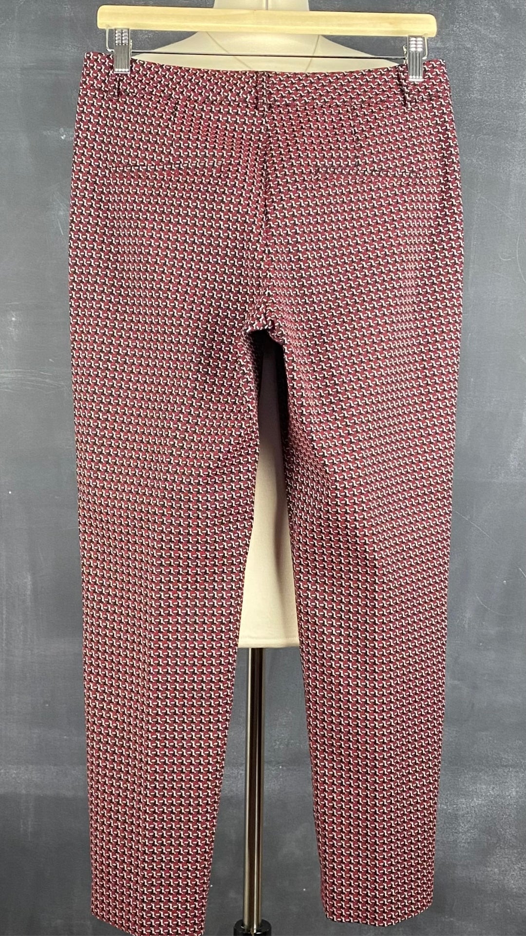 Pantalon coupe droite jacquard à motifs rouge, noir, blanc, Judith & Charles, taille 4. Vue de dos.