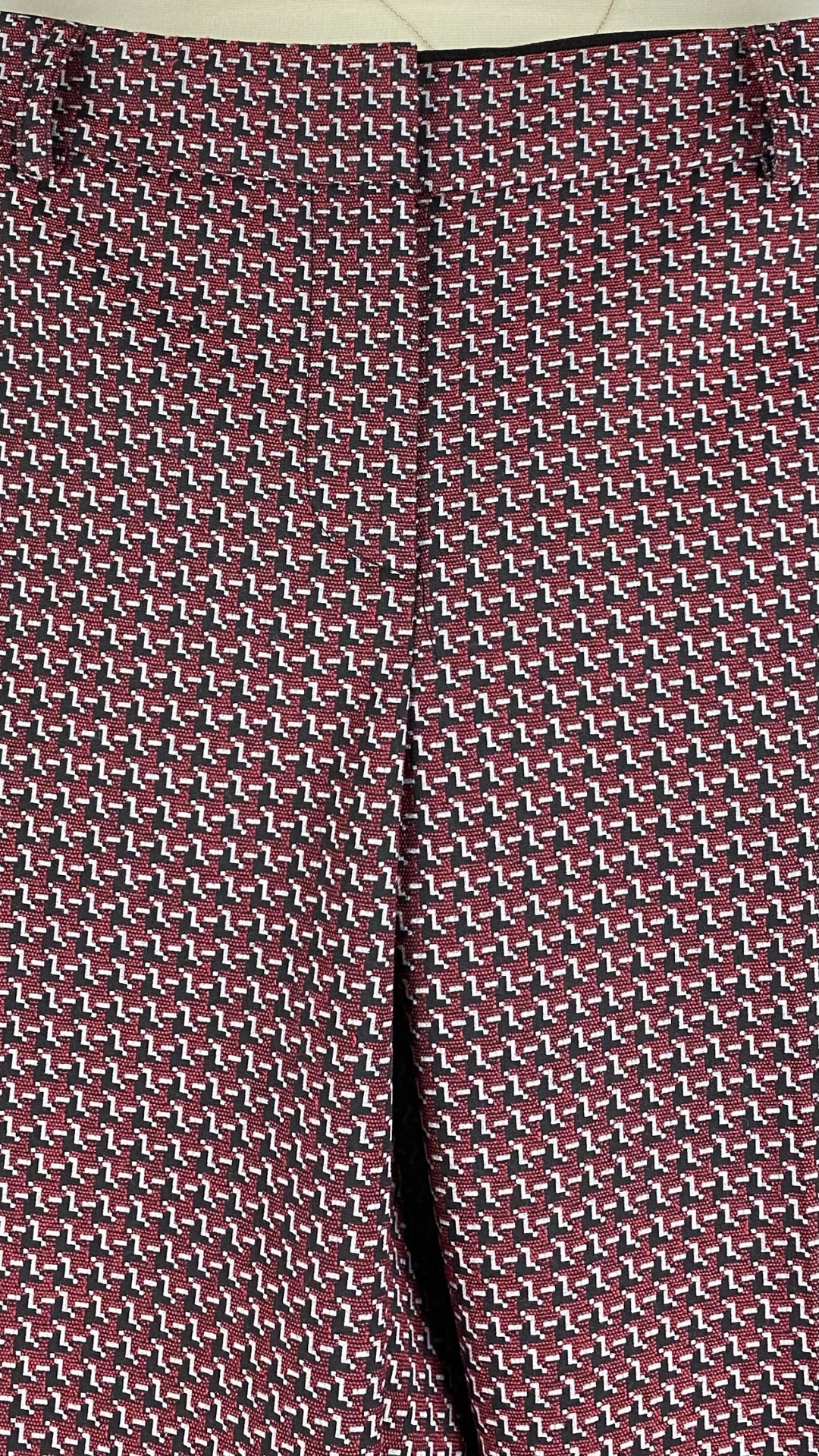 Pantalon coupe droite jacquard à motifs rouge, noir, blanc, Judith & Charles, taille 4. Vue de la taille.