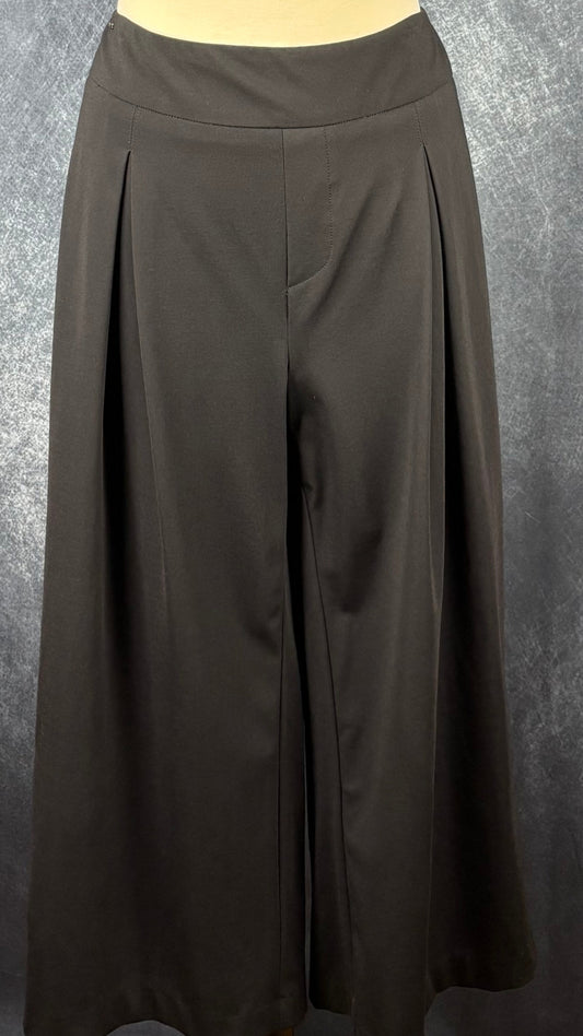 Pantalon court ample à plis creux Lisette L, taille 12. Vue de face sur le mannequin.
