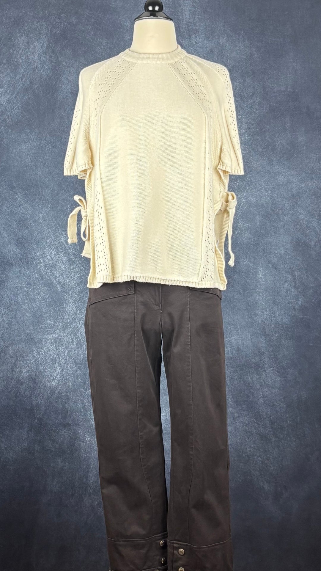 Pantalon court brun foncé Marc Aurel, taille 34 (xs/s). Vue de l'agencement avec le chandail en tricot crème Dailystory.