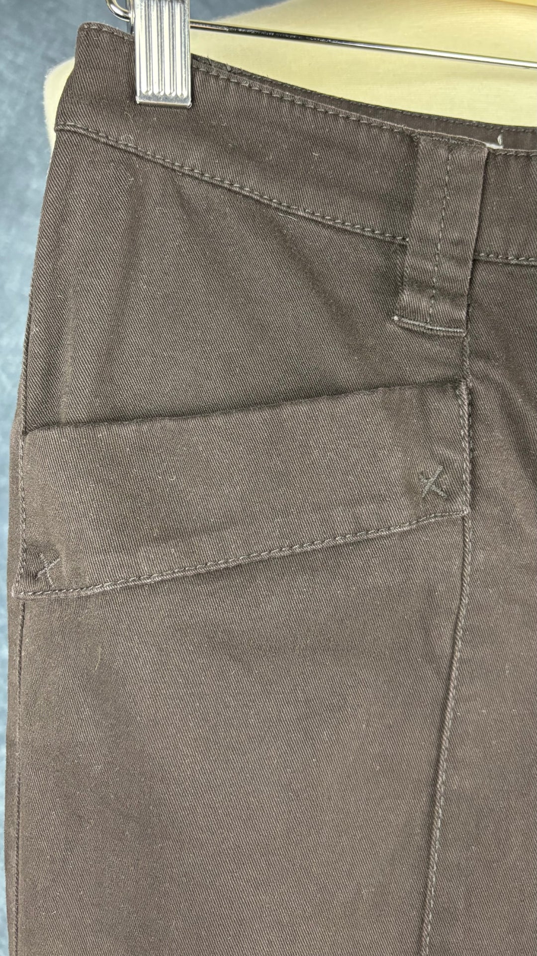 Pantalon court brun foncé Marc Aurel, taille 34 (xs/s). Vue de près de la poche avant.