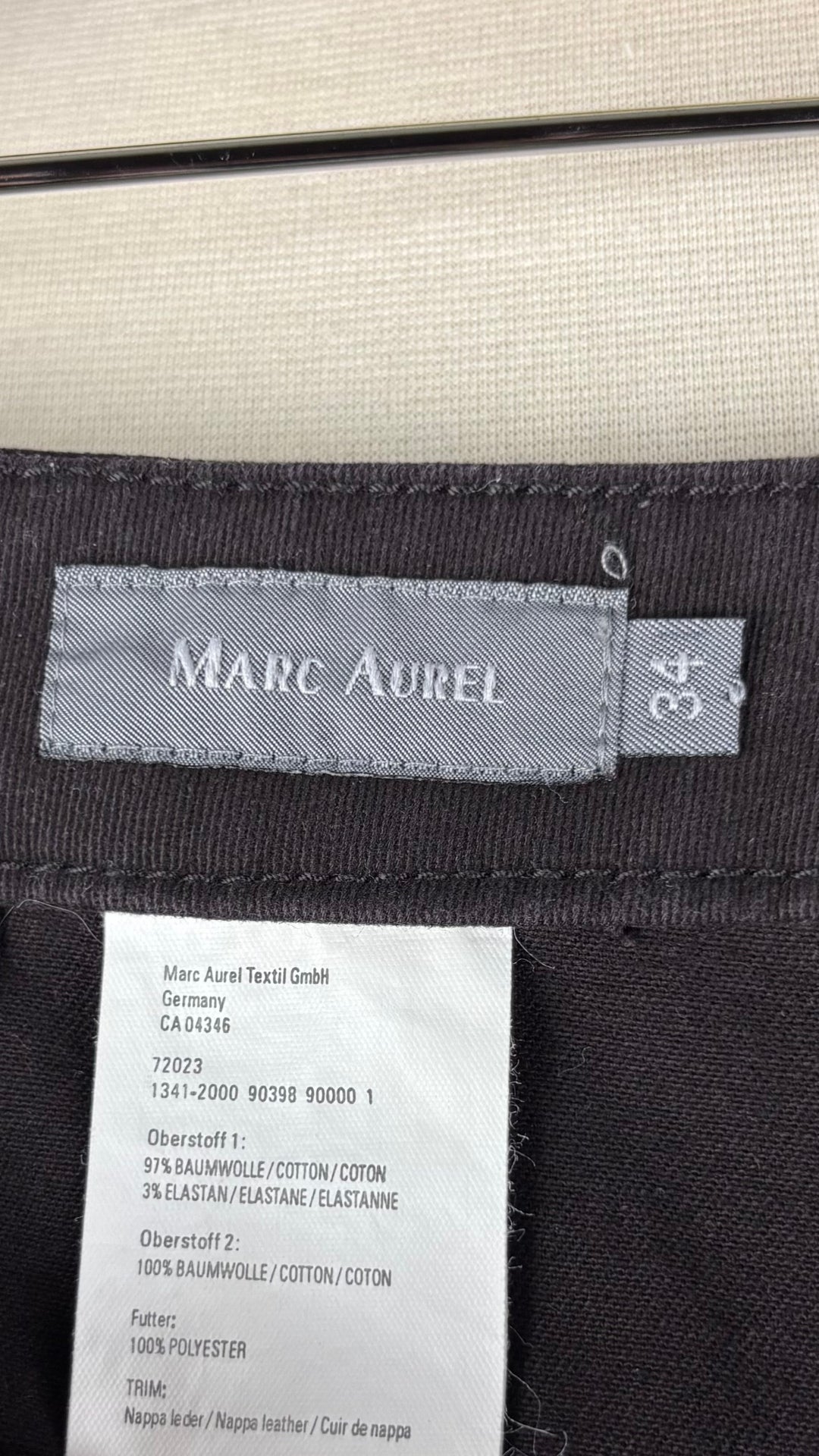 Pantalon court brun foncé Marc Aurel, taille 34 (xs/s). Vue de l'étiquette.