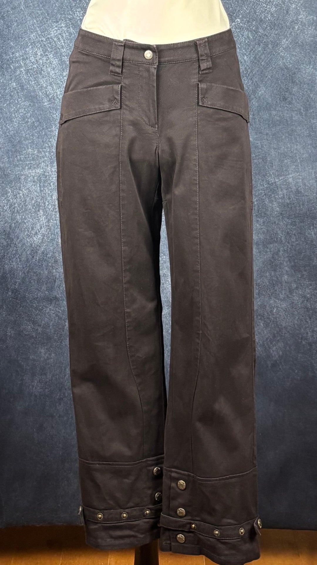 Pantalon court brun foncé Marc Aurel, taille 34 (xs/s). Vue de face.