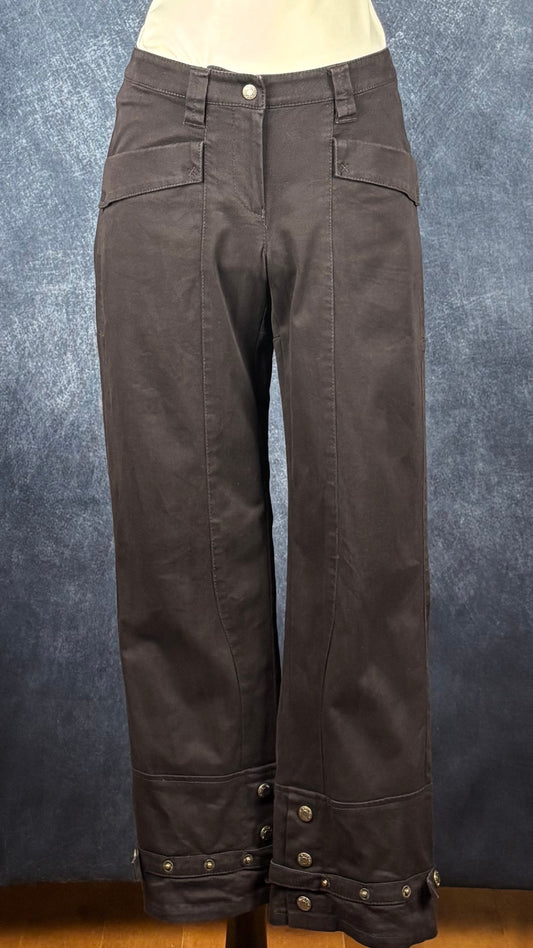Pantalon court brun foncé Marc Aurel, taille 34 (xs/s). Vue de face.