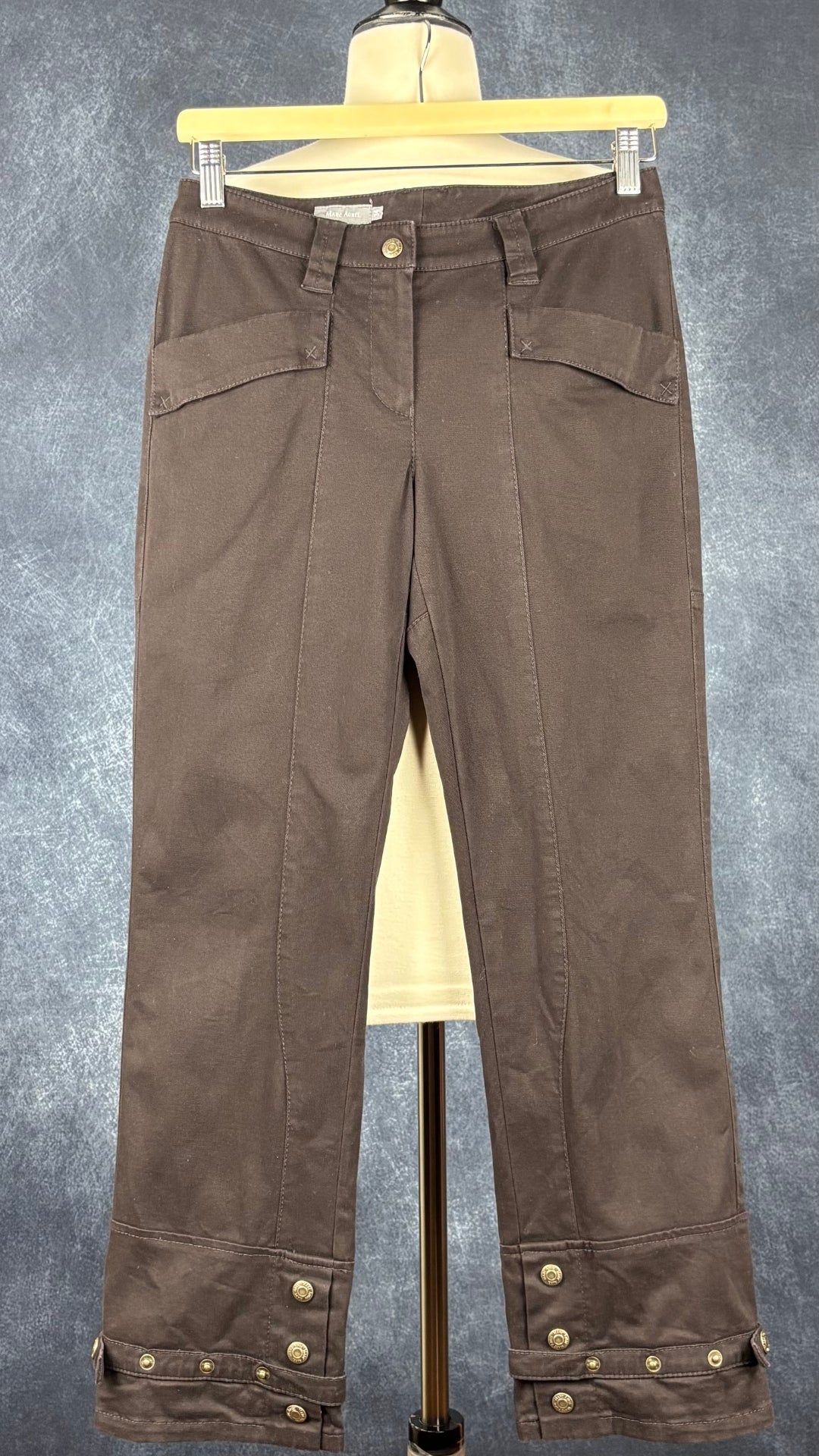 Pantalon court brun foncé Marc Aurel, taille 34 (xs/s). Vue de face, sur le cintre.