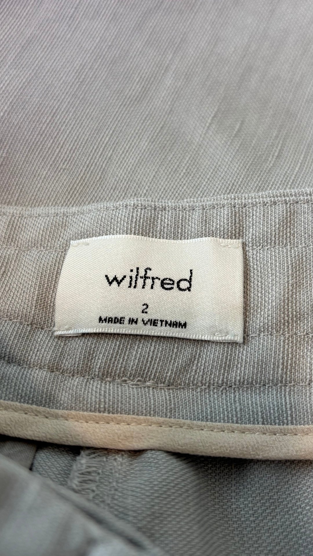Pantalon court gris pâle en lyocell et lin Wilfred, taille 2. Vue de l'étiquette.