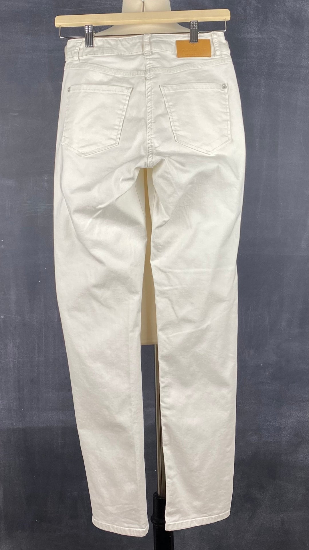 Pantalon crème à jambe droite poches plaquées, Mat de Misaine, taille 34 (xs). Vue de dos.