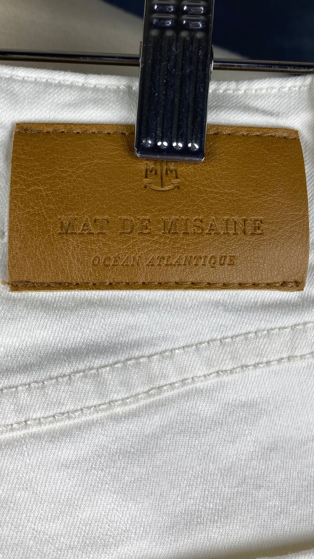 Pantalon crème à jambe droite poches plaquées, Mat de Misaine, taille 34 (xs). Vue de l'étiquette en cuir à l'arrière.