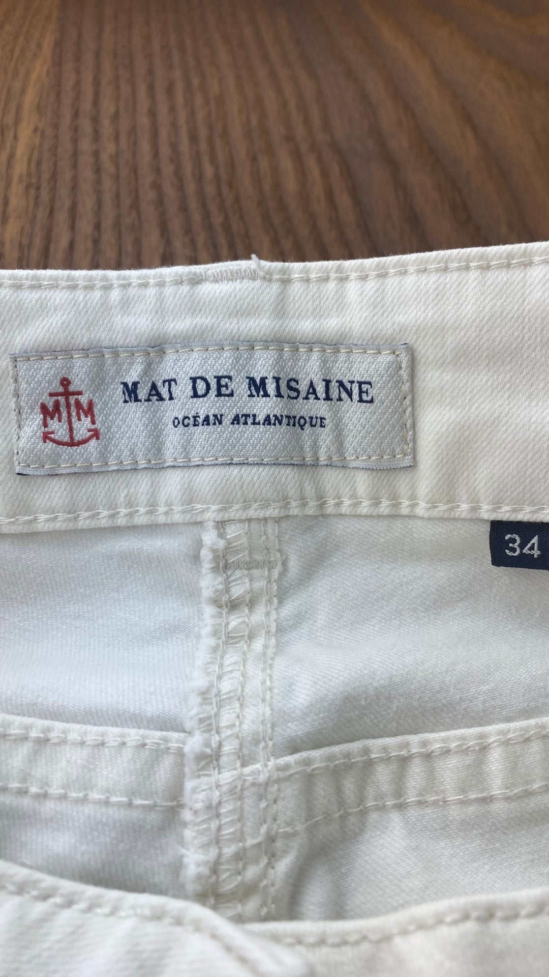 Pantalon crème à jambe droite poches plaquées, Mat de Misaine, taille 34 (xs). Vue de l'étiquette marque et taille.
