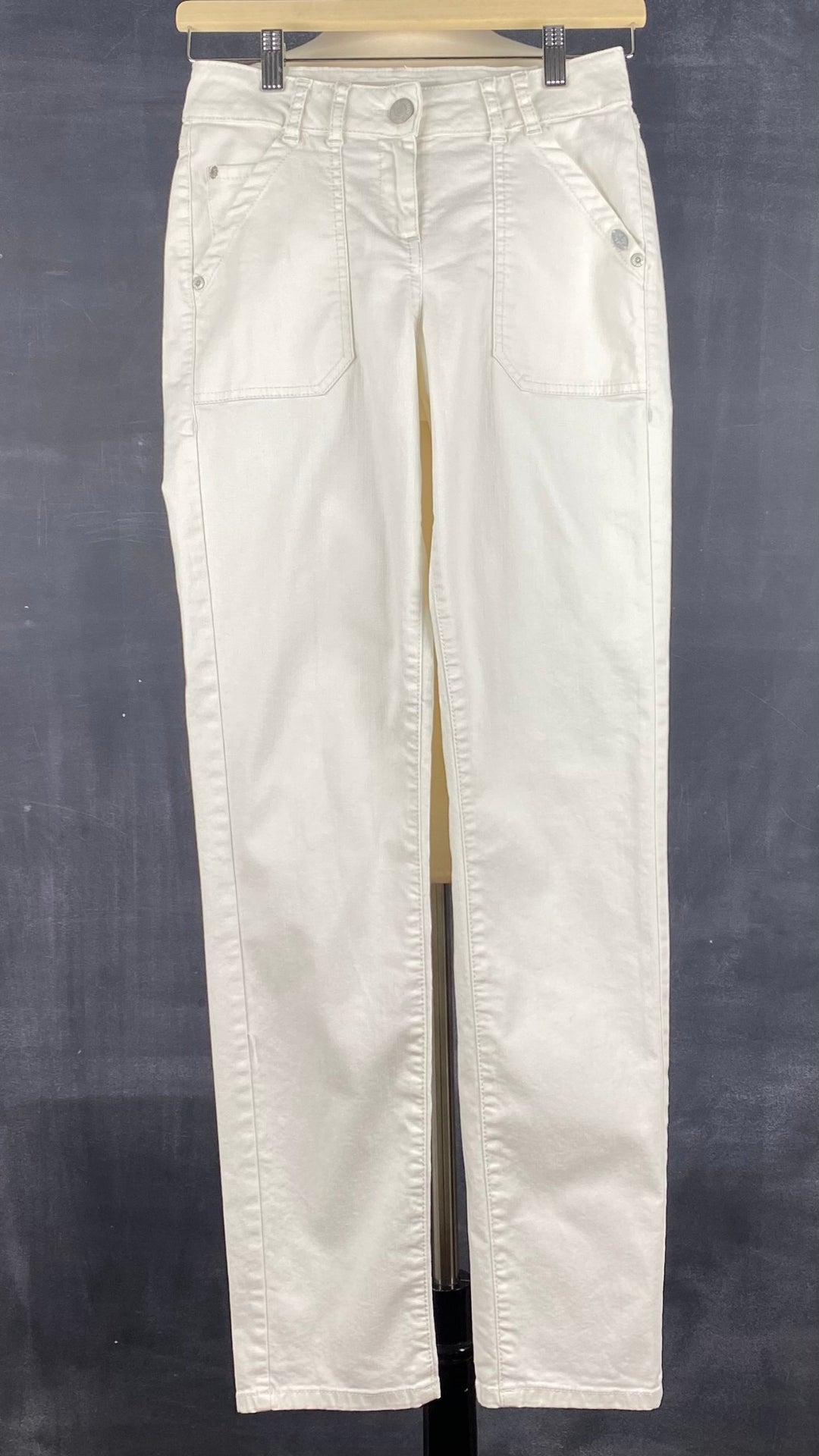 Pantalon crème à jambe droite poches plaquées, Mat de Misaine, taille 34 (xs). Vue de face.