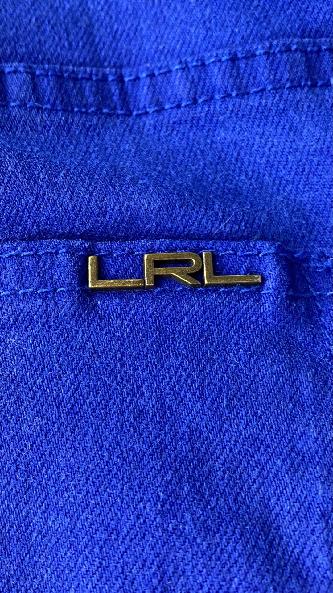 Pantalon en denim bleu royal Lauren Ralph Lauren, taille 14. Vue de la poche arrière.