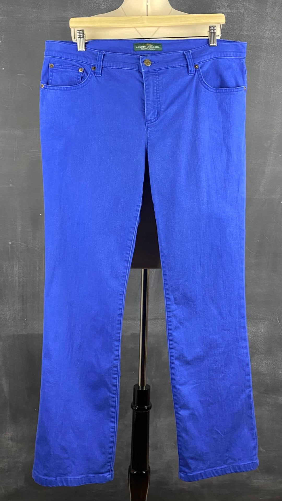 Pantalon en denim bleu royal Lauren Ralph Lauren, taille 14. Vue de face.