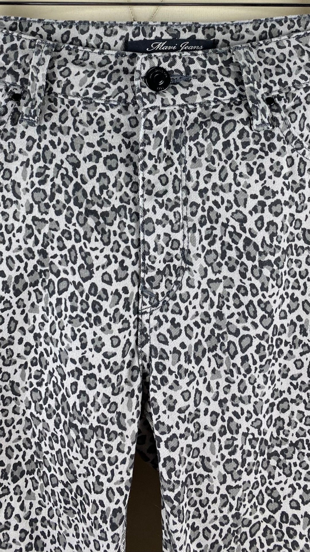Pantalon denim coupe jeans étroit à motif léopard Mavi taille 30. Vue de la taille.
