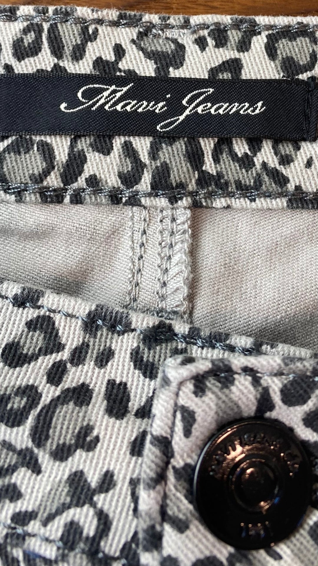 Pantalon denim coupe jeans étroit à motif léopard Mavi taille 30. Vue de l'étiquette de marque.