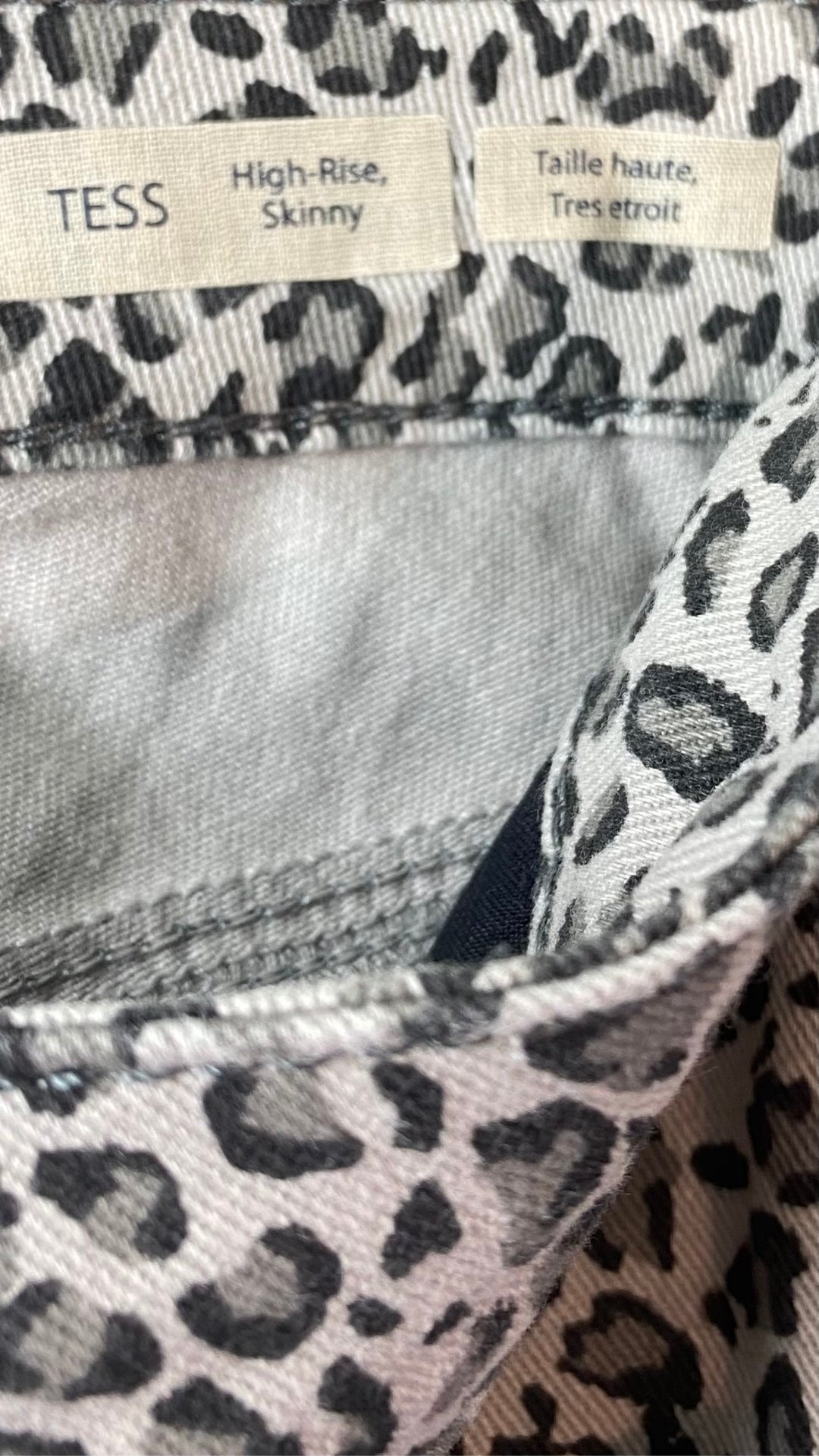 Pantalon denim coupe jeans étroit à motif léopard Mavi taille 30. Vue de l'étiquette du modèle.