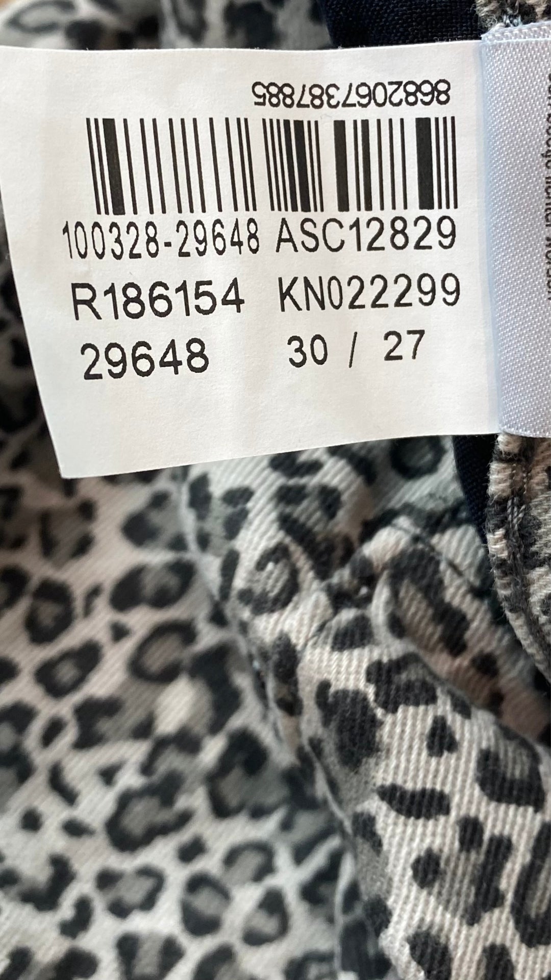 Pantalon denim coupe jeans étroit à motif léopard Mavi taille 30. Vue de l'étiquette de taille.