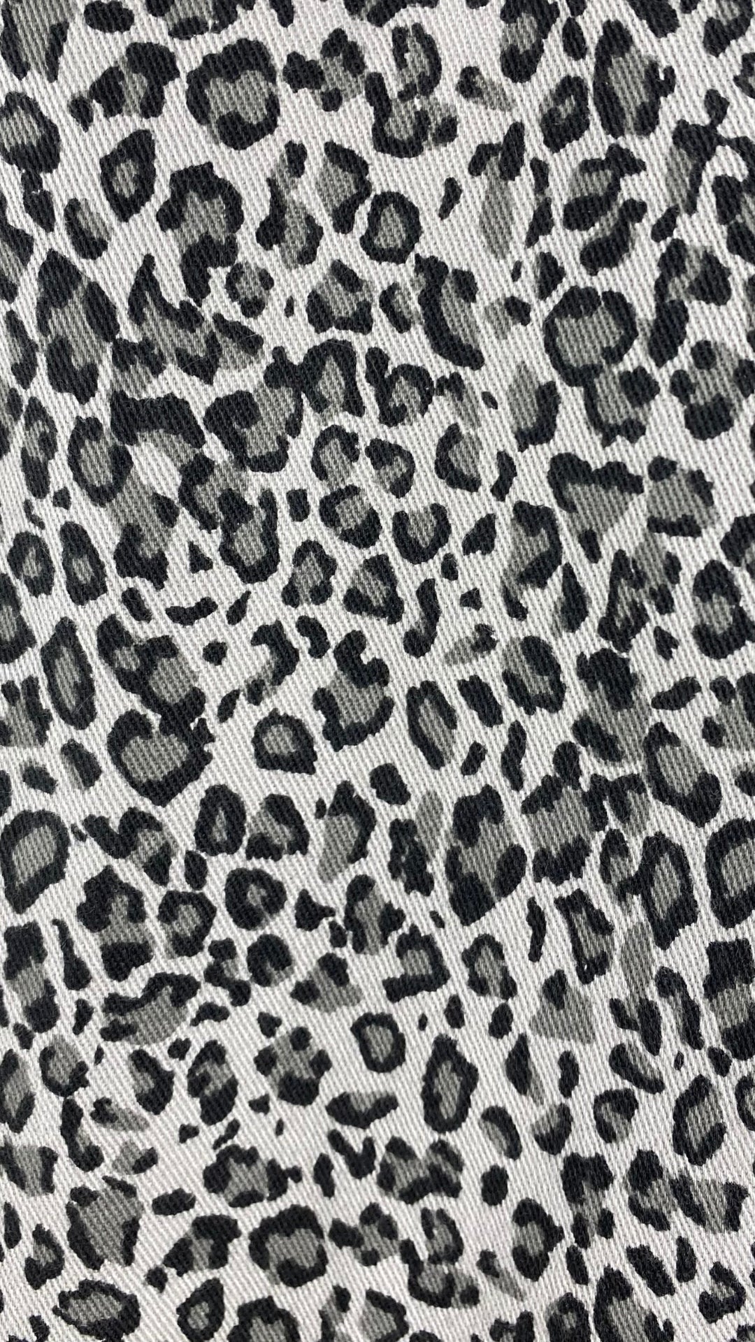 Pantalon denim coupe jeans étroit à motif léopard Mavi taille 30. Vue de près du tissu.