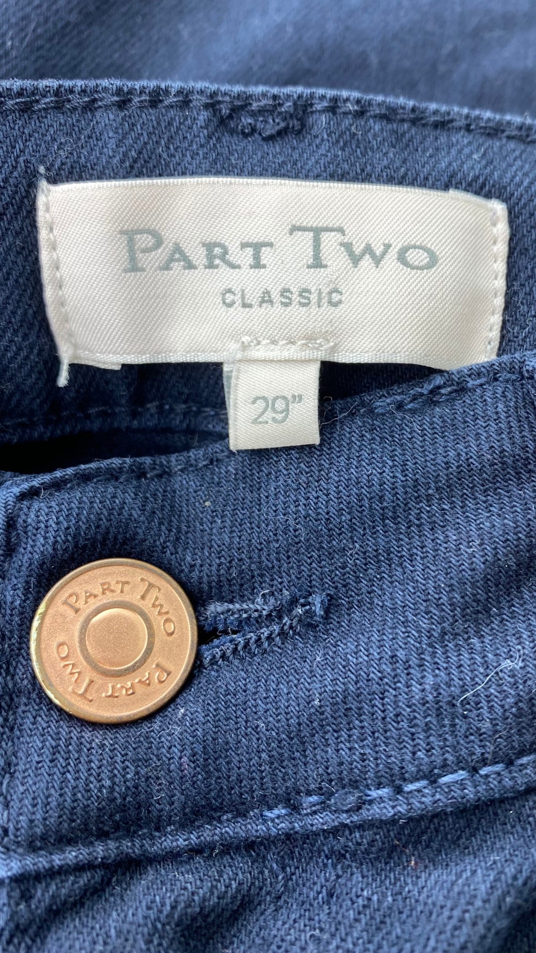 Pantalon denim marine ajusté Part Two, taille 28-29. Vue de l'étiquette de marque et taille.