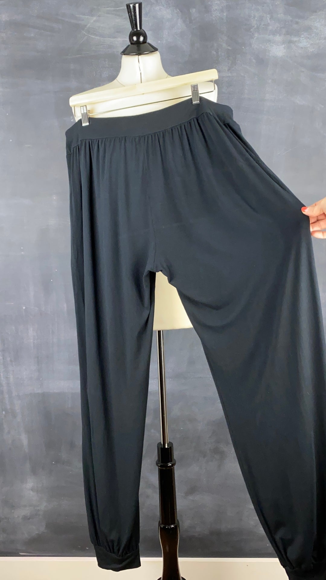 Pantalon détente confortable noir Respecterre, taille 2xl. Vue de l'ampleur de la cuisse.
