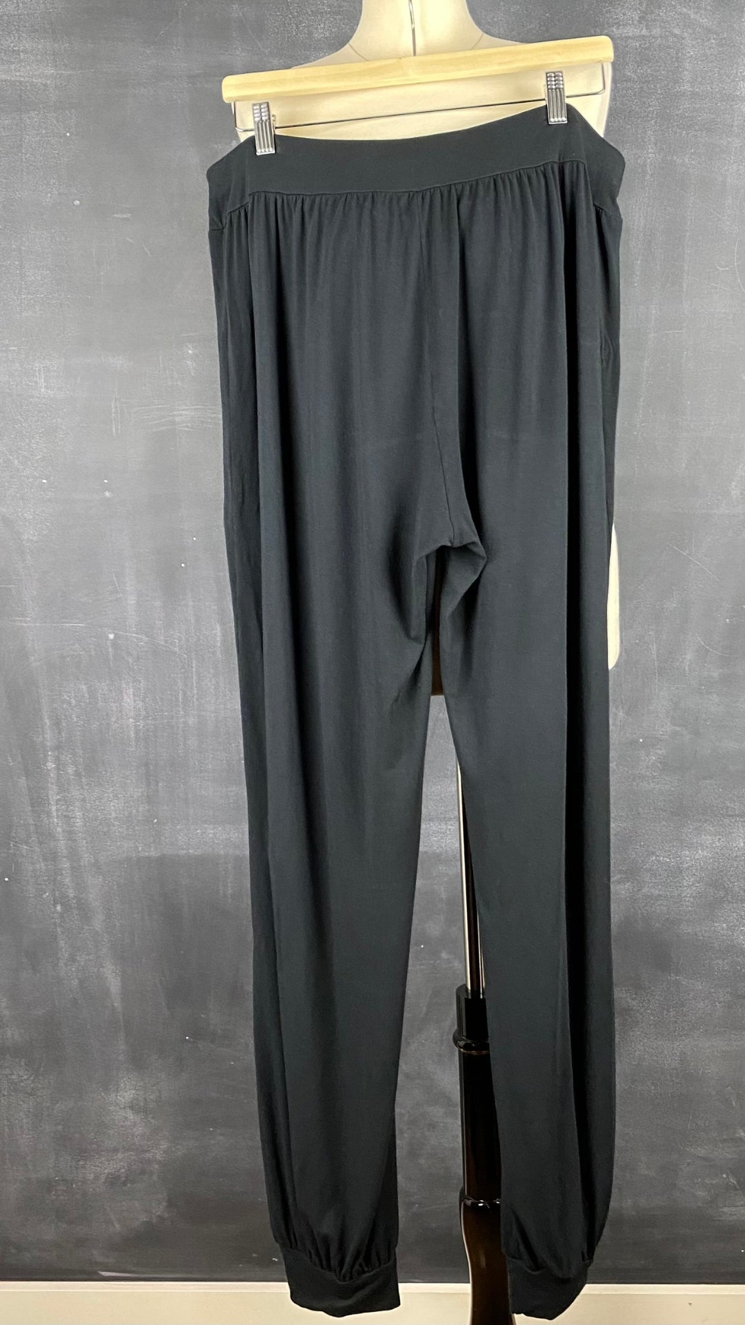 Pantalon détente confortable noir Respecterre, taille 2xl. Vue de dos.