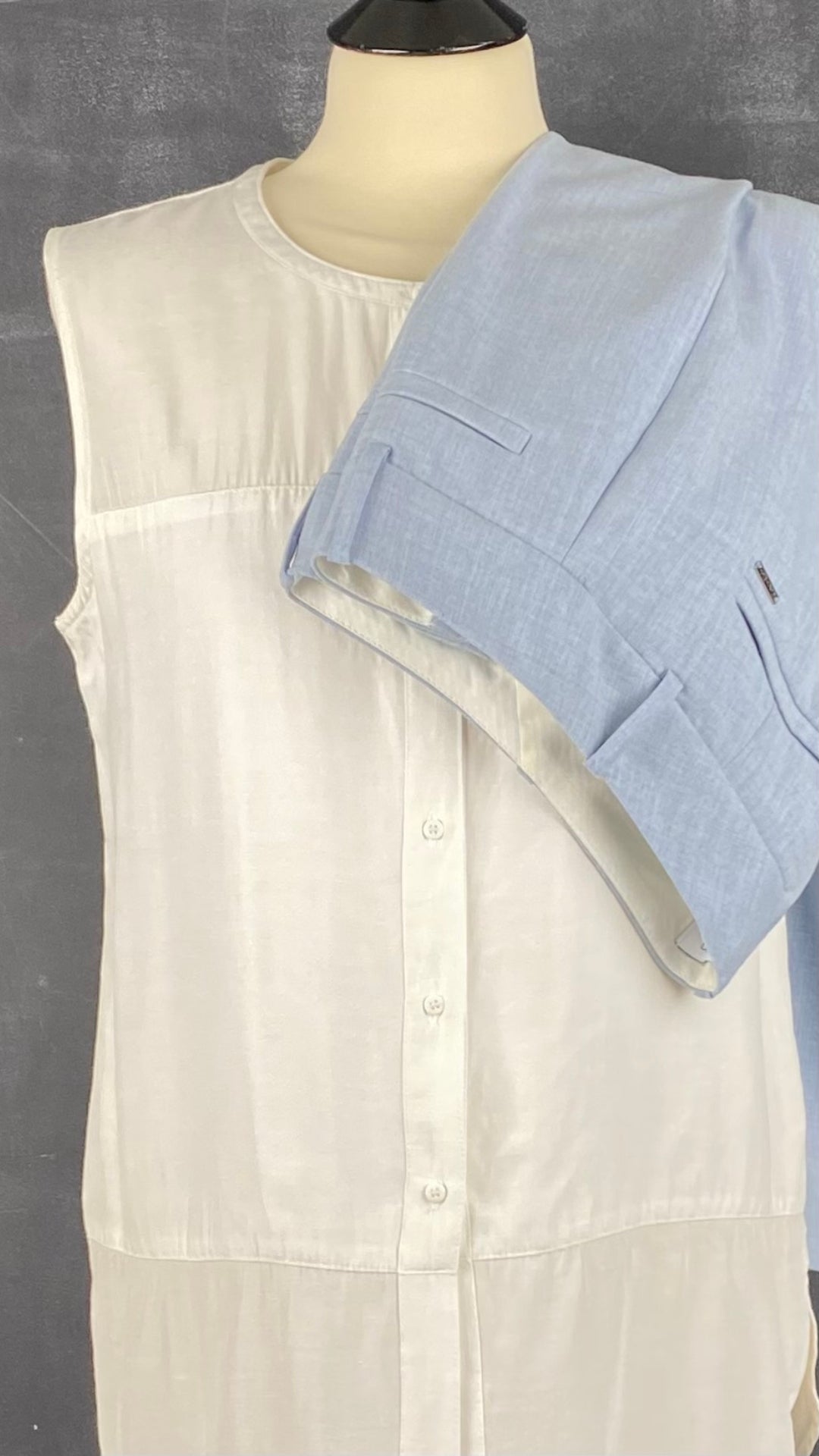 Pantalon droit bleu ciel Calvin Klein, taille 2 (small). Vue de l'agencement avec la blouse crème.