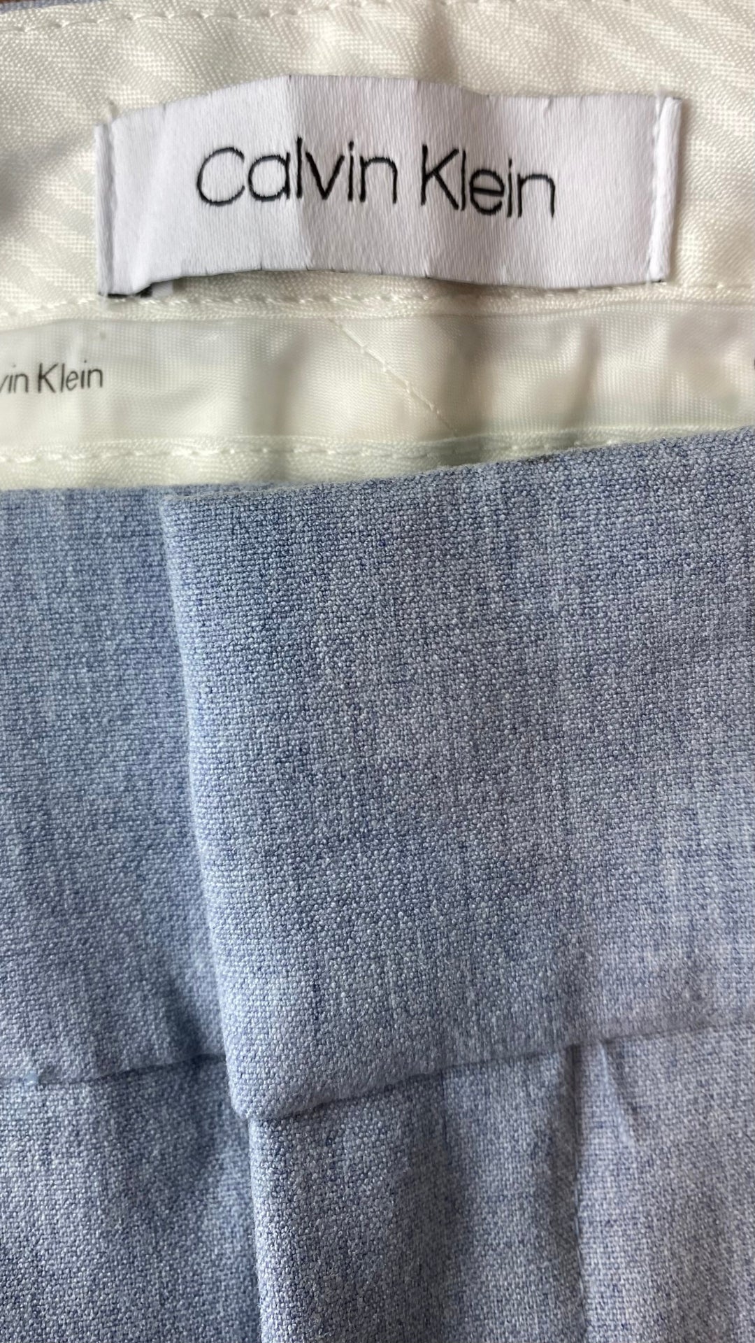 Pantalon droit bleu ciel Calvin Klein, taille 2 (small). Vue de l'étiquette de marque.