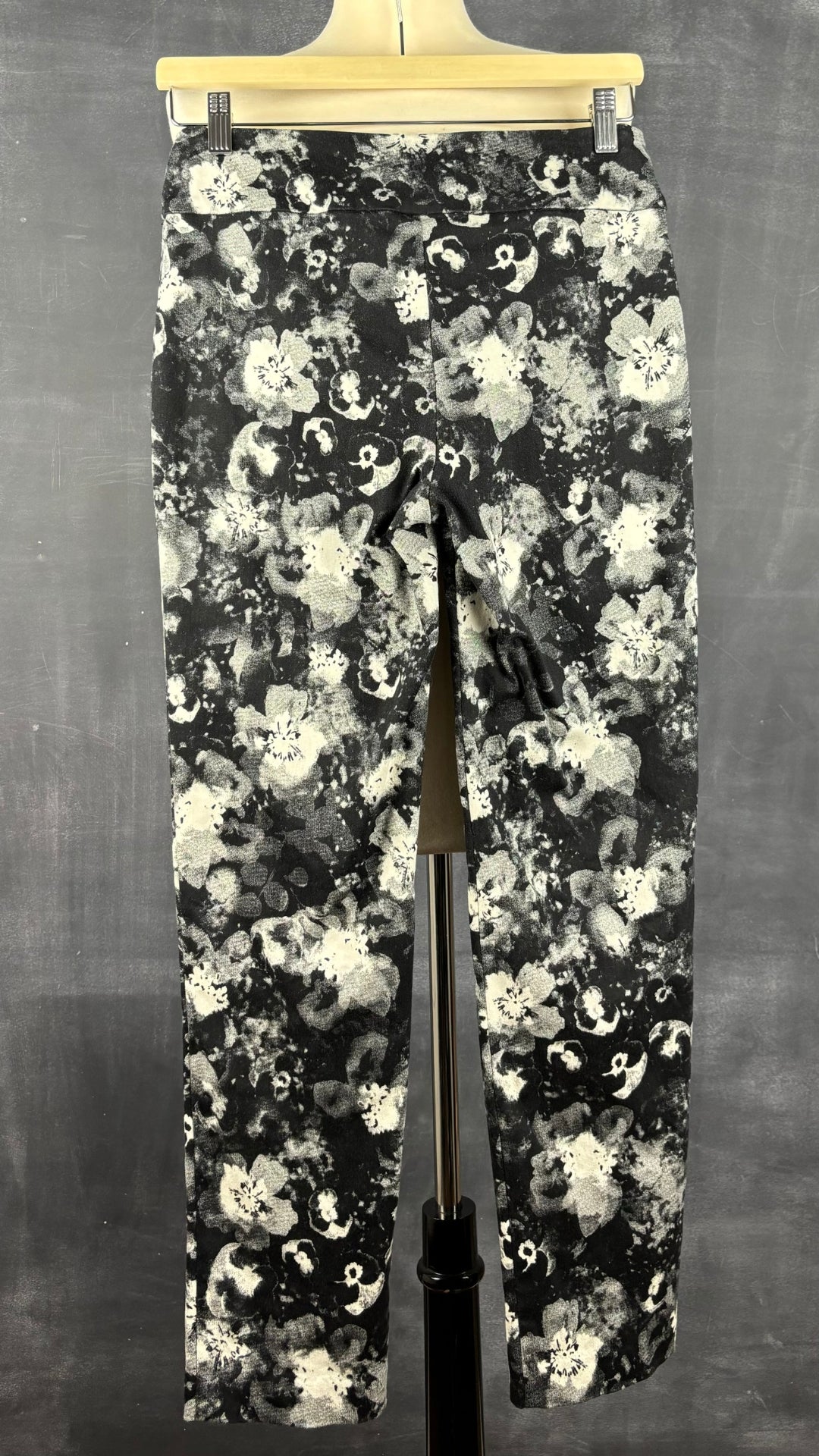 Pantalon droit floral Lisette L, taille small. Vue de dos.