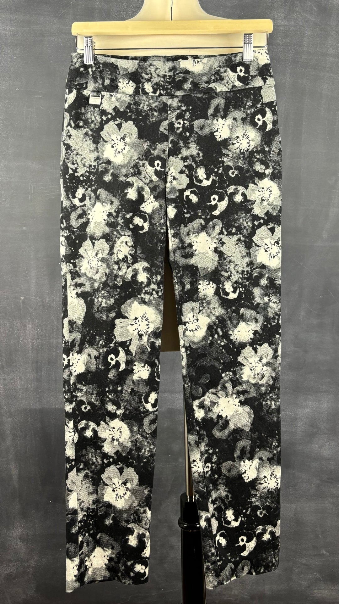 Pantalon droit floral Lisette L, taille small. Vue de face.