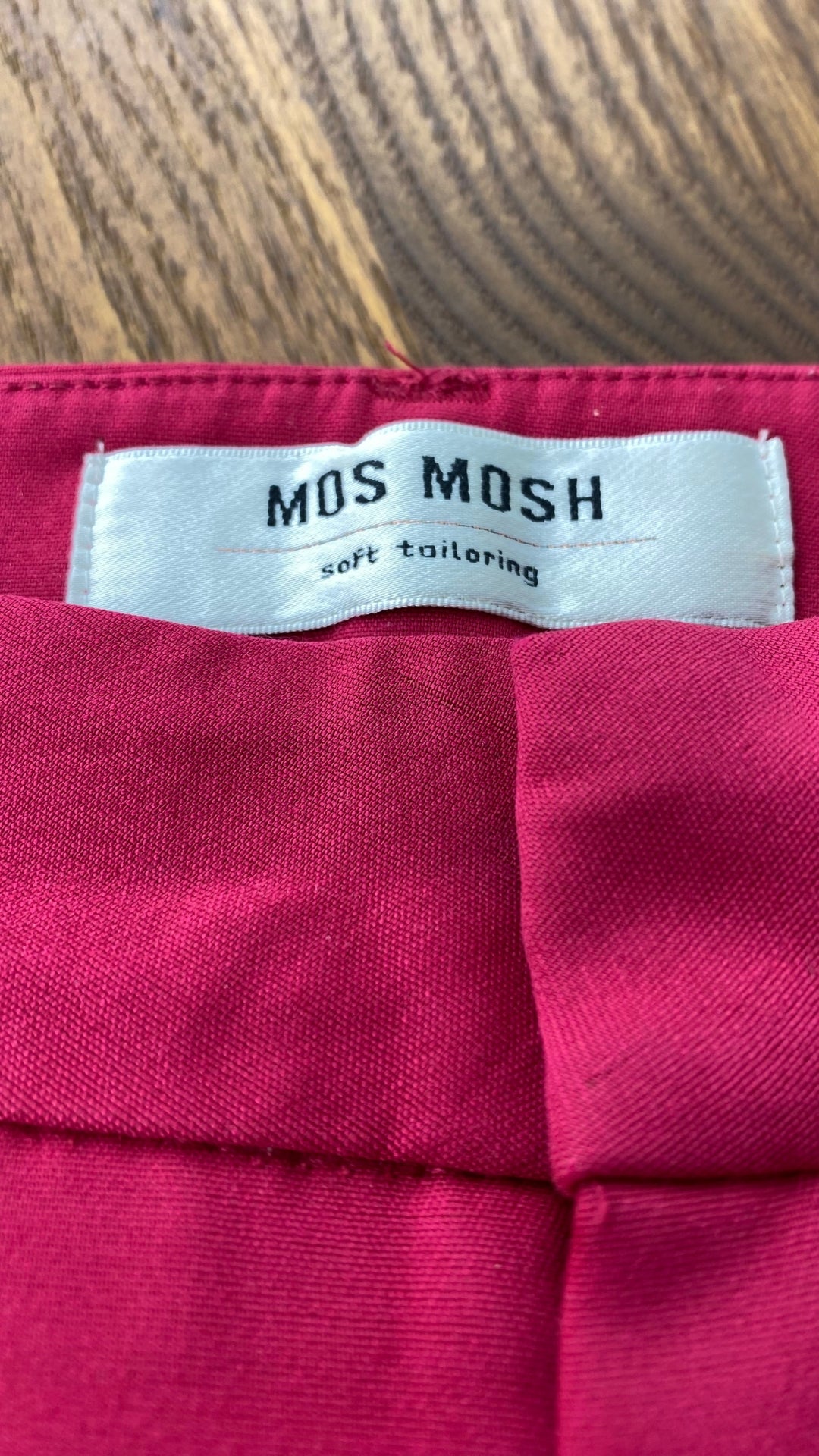 Pantalon écourté rose cerise Mos Mosh, taille 34 (européen - 25-xs). Vue de l'étiquette de marque.