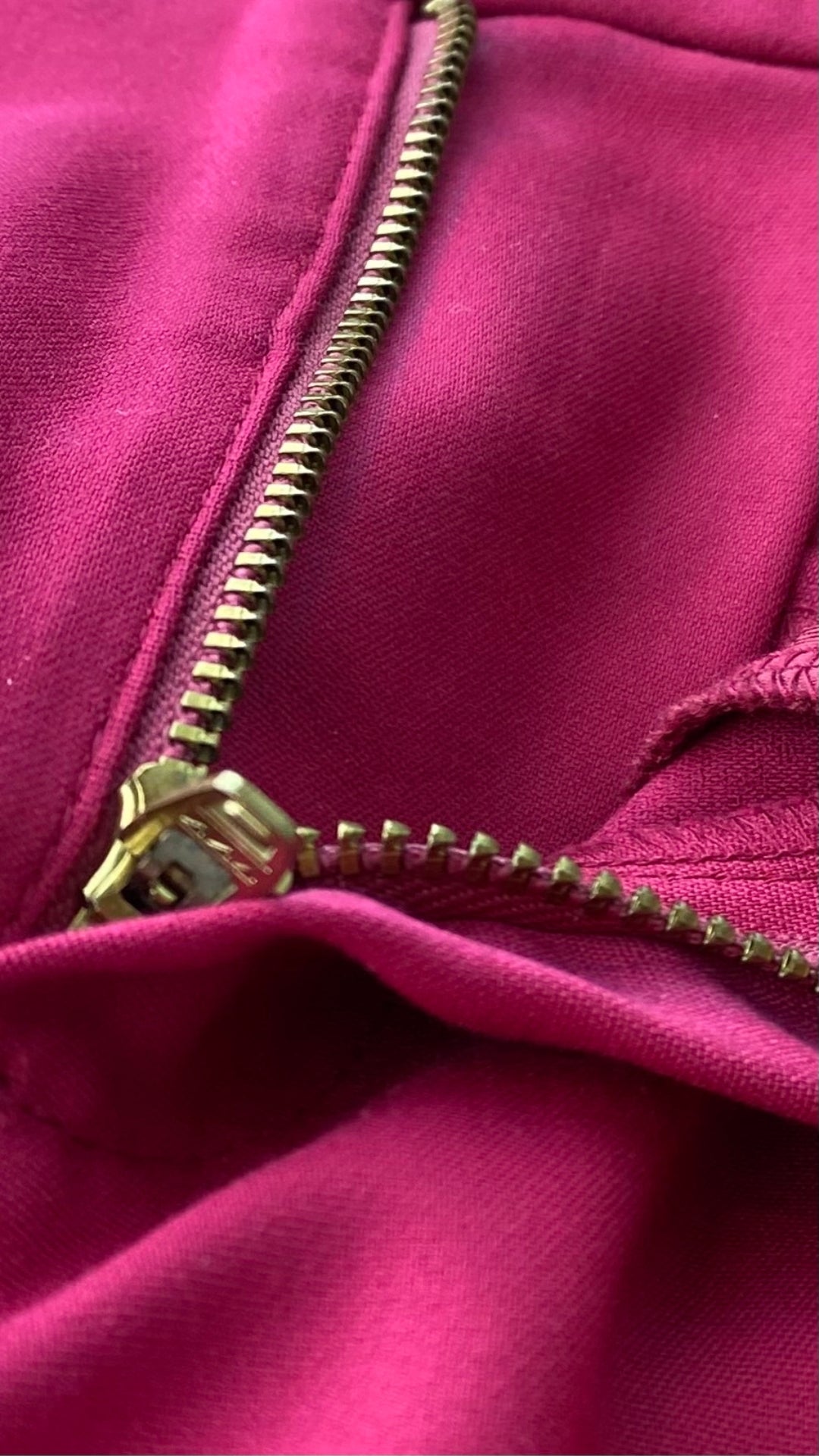 Pantalon écourté rose cerise Mos Mosh, taille 34 (européen - 25-xs). Vue de près de la fermeture éclair.