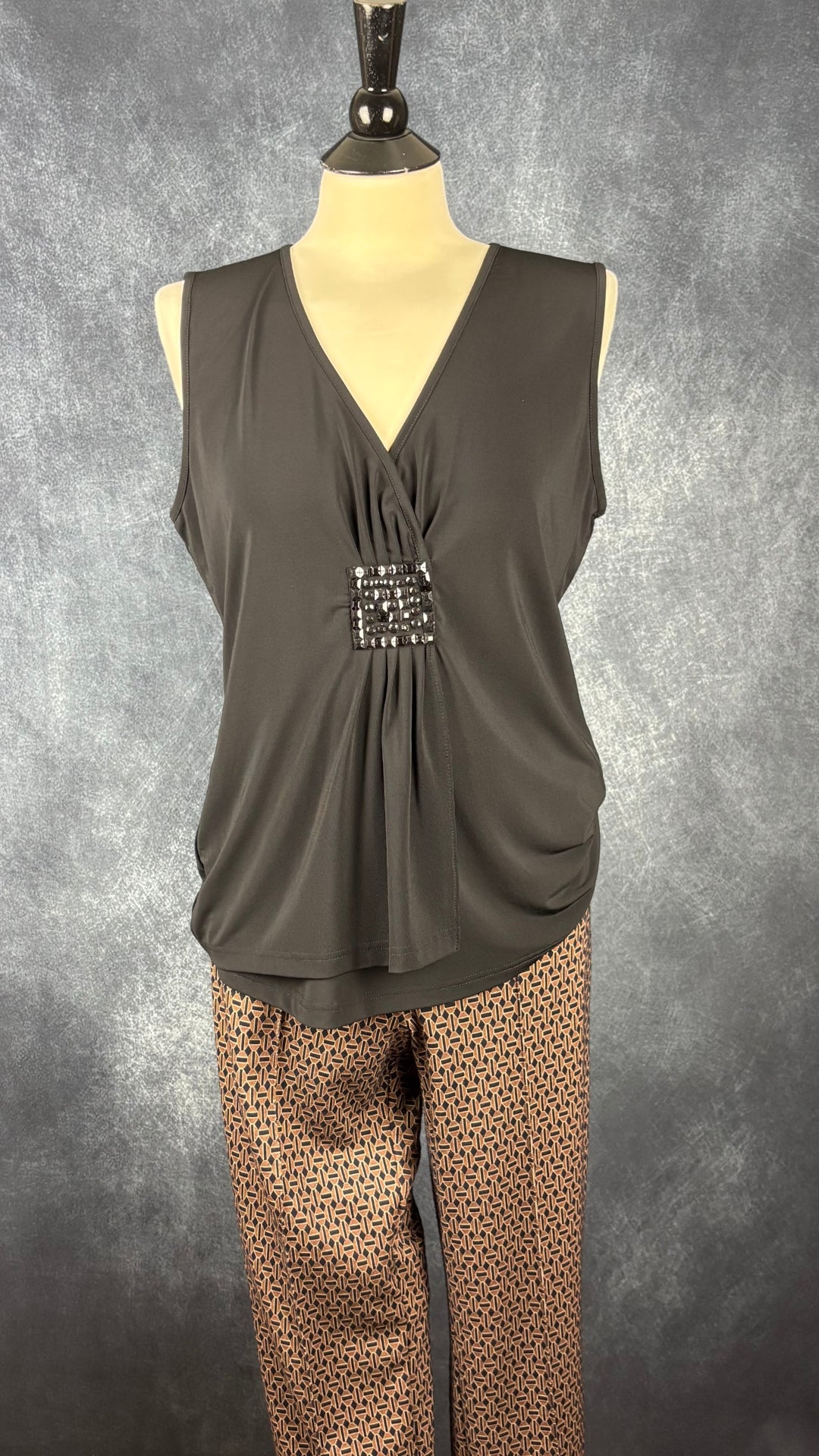 Pantalon extensible à motifs Cambio, taille estimée à large. Vue de l'agencement avec la camisole noire Gerry Weber.