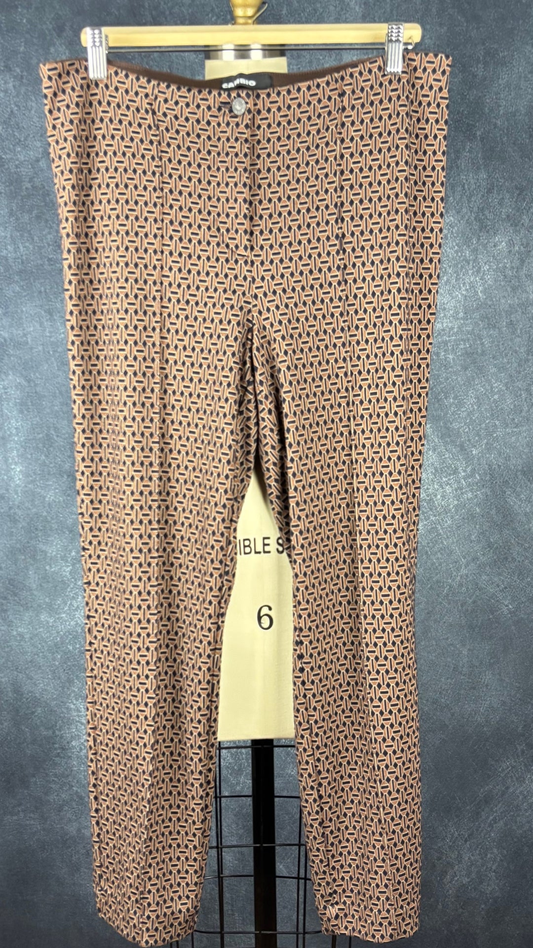 Pantalon extensible à motifs Cambio, taille estimée à large. Vue de face.