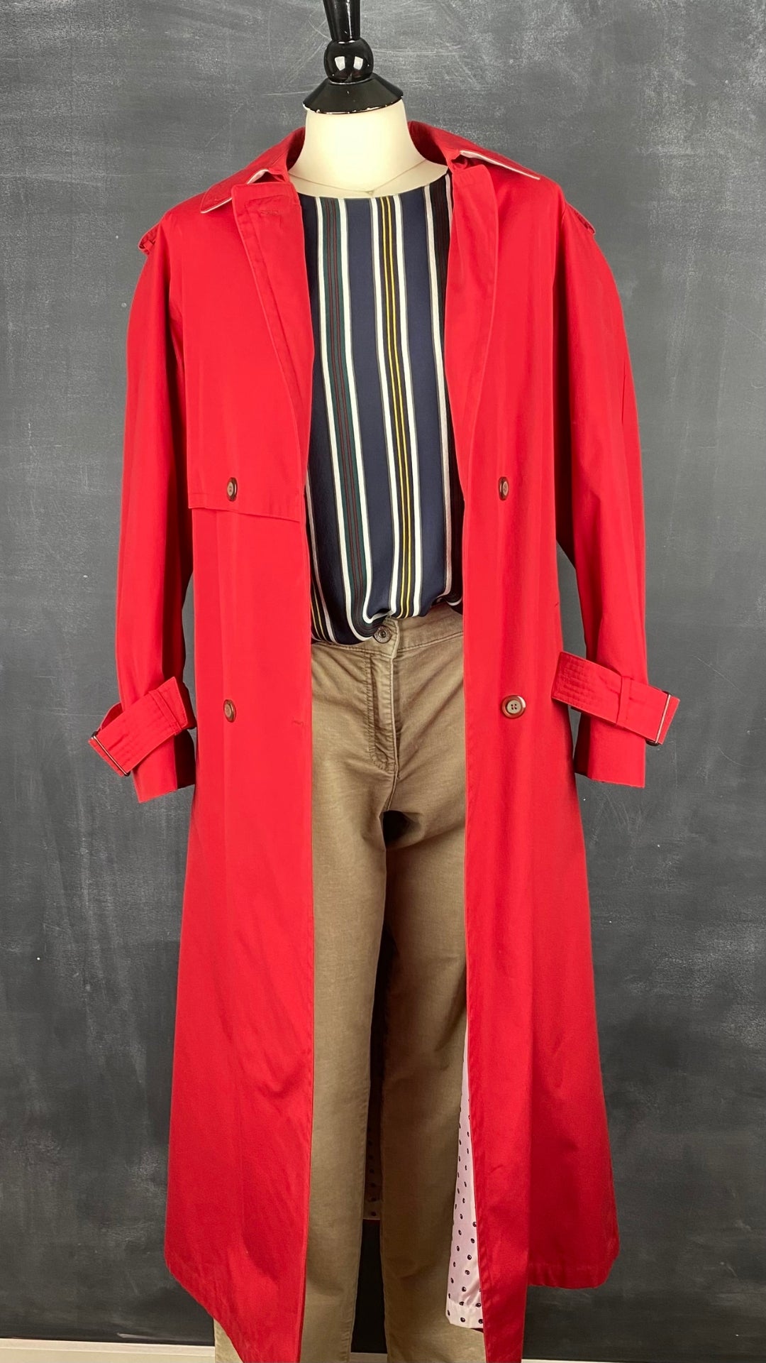 Pantalon en fin velours côtelé beige Brax, taille 31. Vue de l'agencement avec la blouse en soie rayée et le trench vintage rouge.