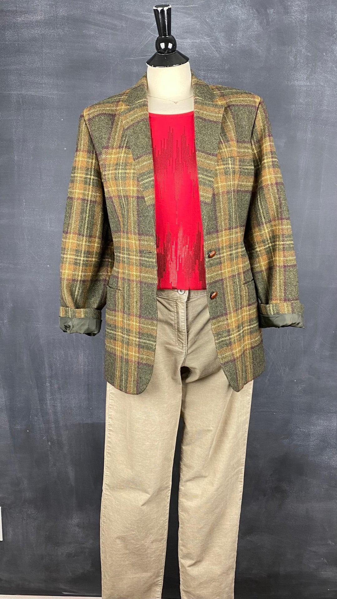 Pantalon en fin velours côtelé beige Brax, taille 31. Vue de l'agencement avec le chandail rouge à paillettes et le blazer à carreaux Ralph Lauren.