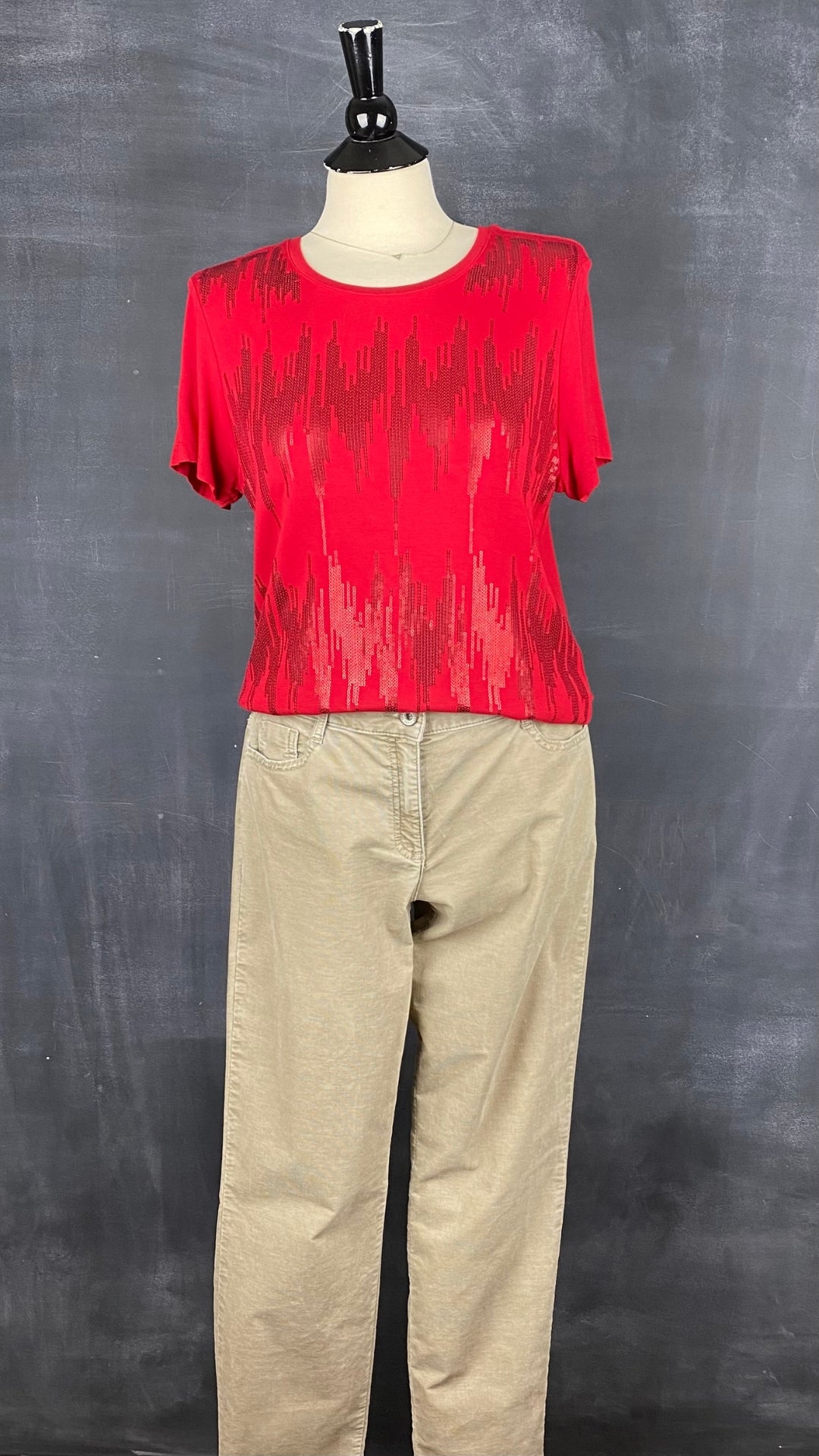 Pantalon en fin velours côtelé beige Brax, taille 31. Vue de l'agencement avec le chandail rouge à paillettes.