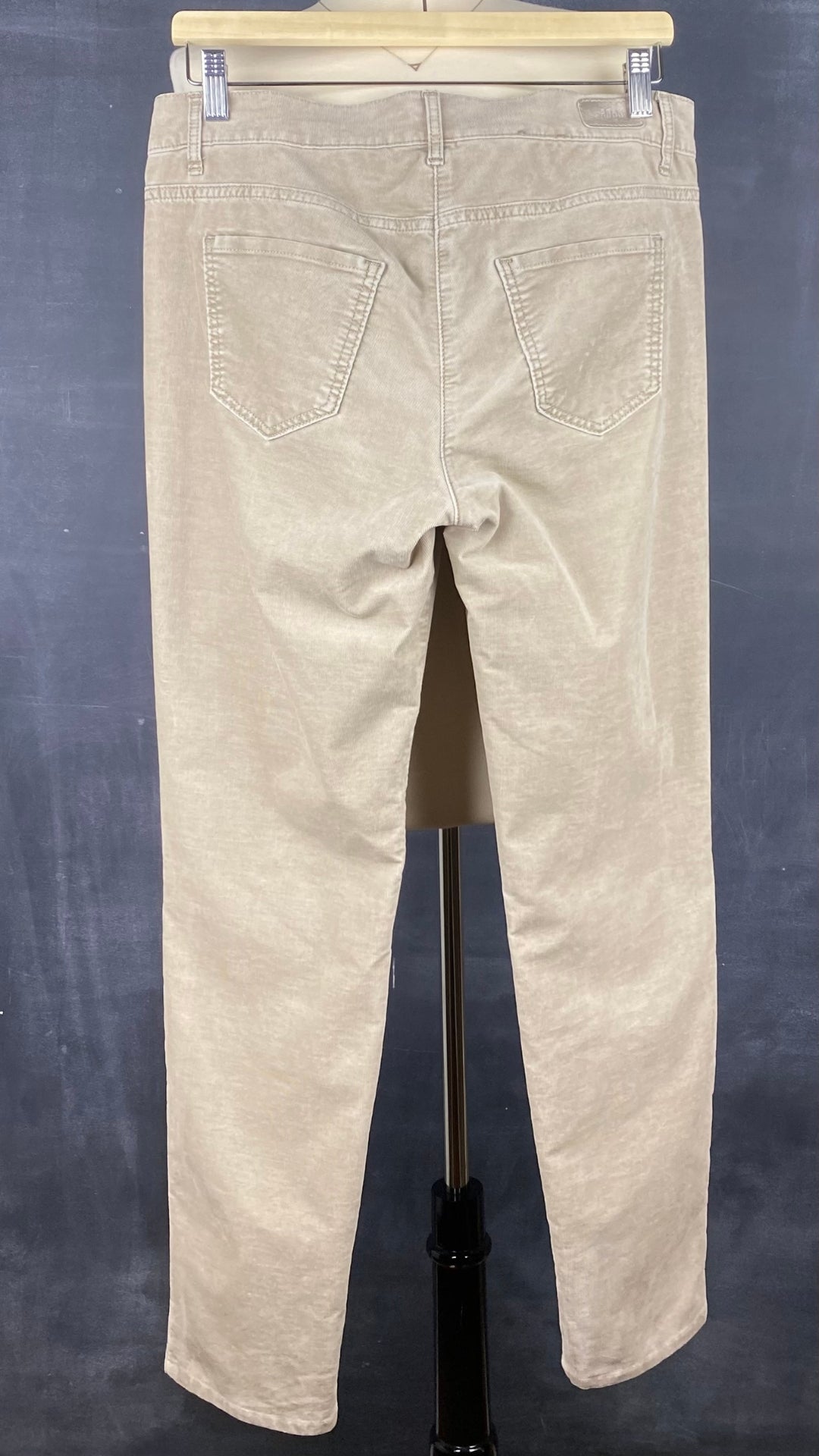 Pantalon en fin velours côtelé beige Brax, taille 31. Vue de dos.