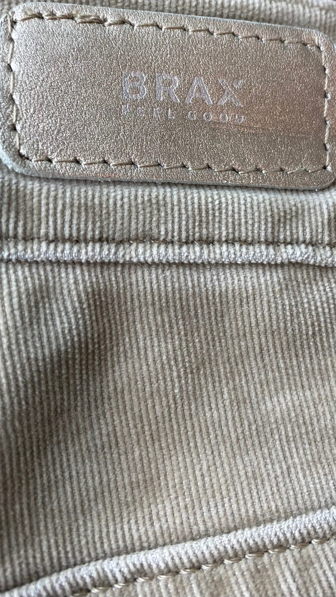 Pantalon en fin velours côtelé beige Brax, taille 31. Vue de l'étiquette de marque au dos.