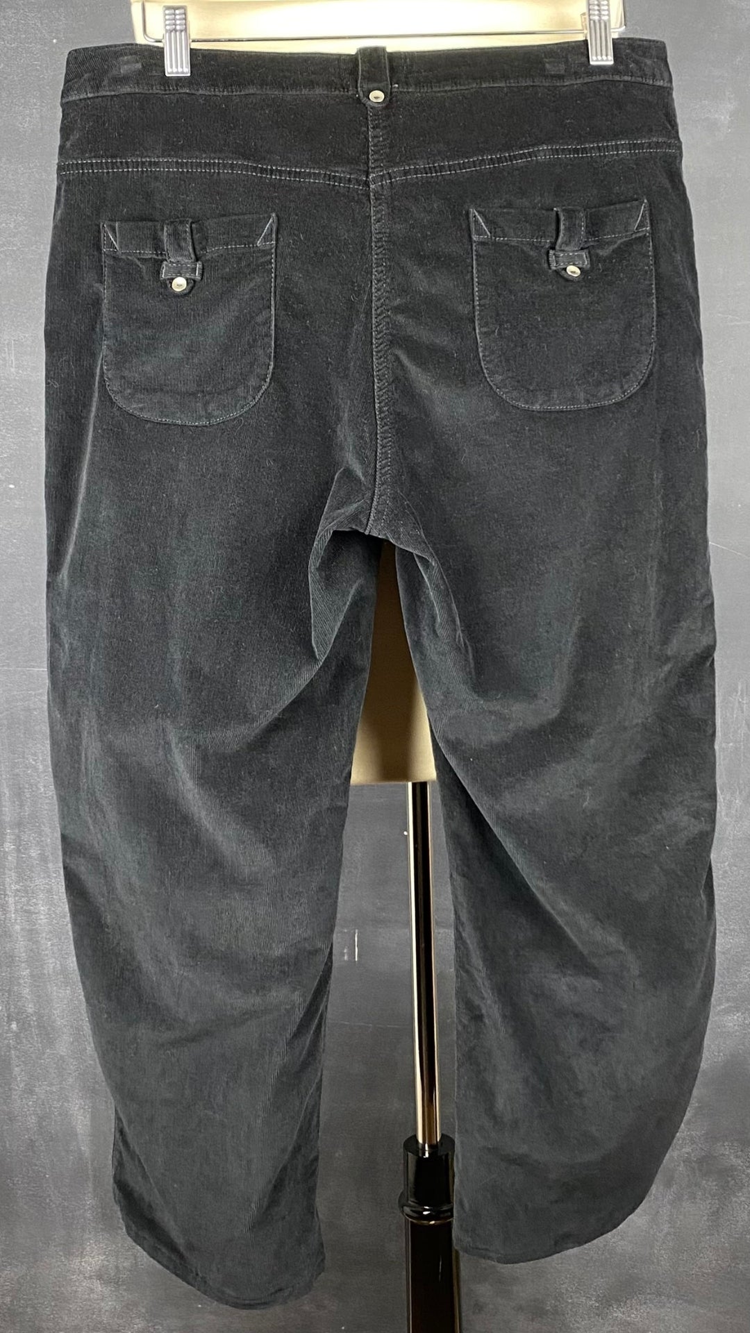 Pantalon en fin velours côtelé noir à jambes larges Saint-James, taille 14. Vue de dos.