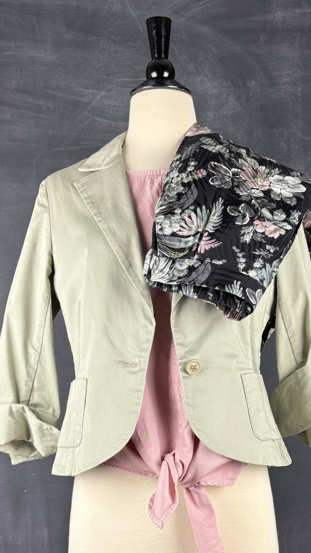 Pantalon floral confortable Frank and Oak, taille 2 (xs/s). Vue de l'agencement avec le haut noué boutonné au dos et le veston sauge.