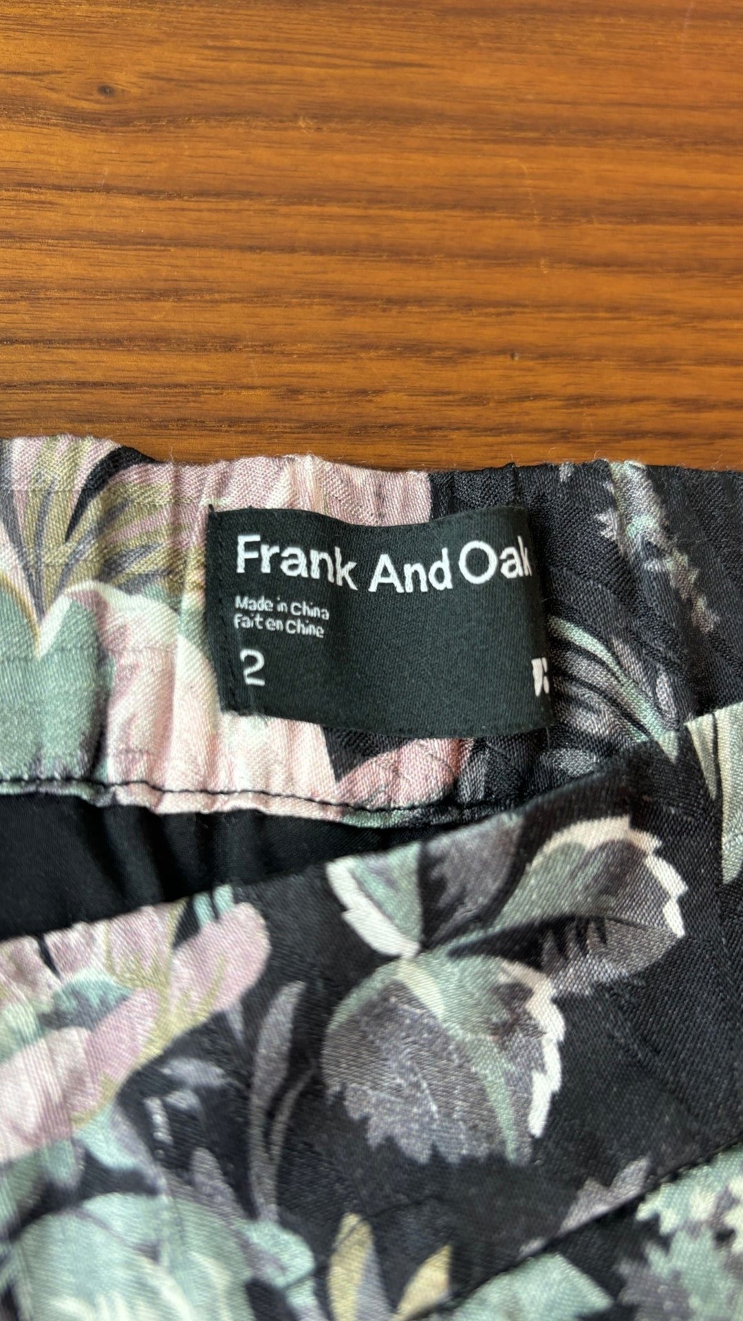 Pantalon floral confortable Frank and Oak, taille 2 (xs/s). Vue de l'étiquette de marque.
