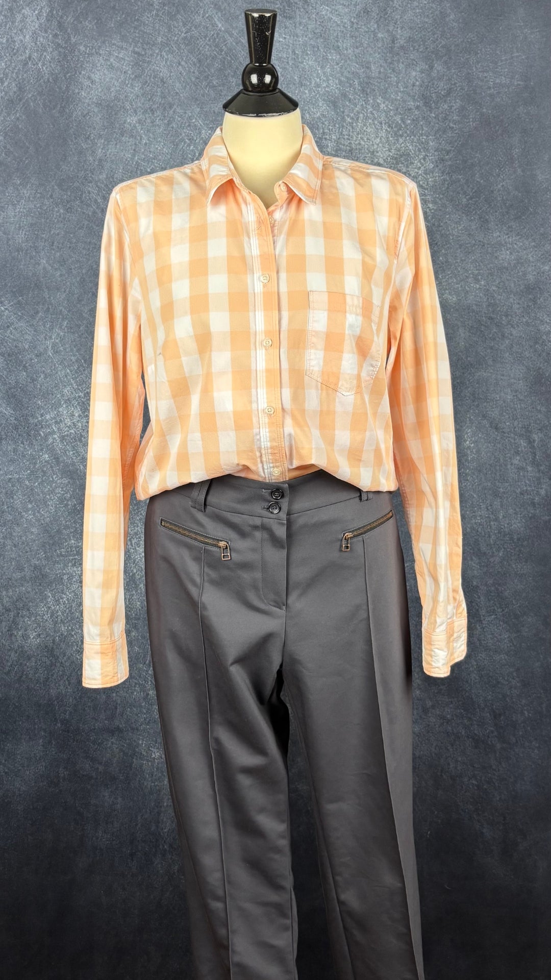 Pantalon gris-bleuté classique avec pli central Marc Aurel, taille 42 (l). Vue de l'agencement avec le chemisier à carreaux pêche Banana Republic.