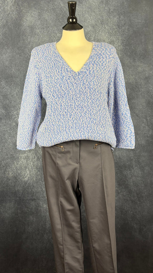 Pantalon gris-bleuté classique avec pli central Marc Aurel, taille 42 (l). Vue de l'agencement avec le tricot Olsen aux couleurs pastels.