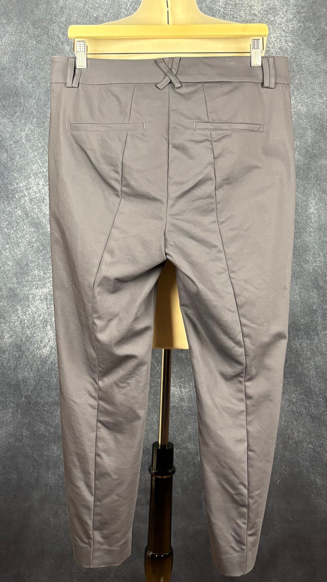 Pantalon gris-bleuté classique avec pli central Marc Aurel, taille 42 (l). Vue de dos.