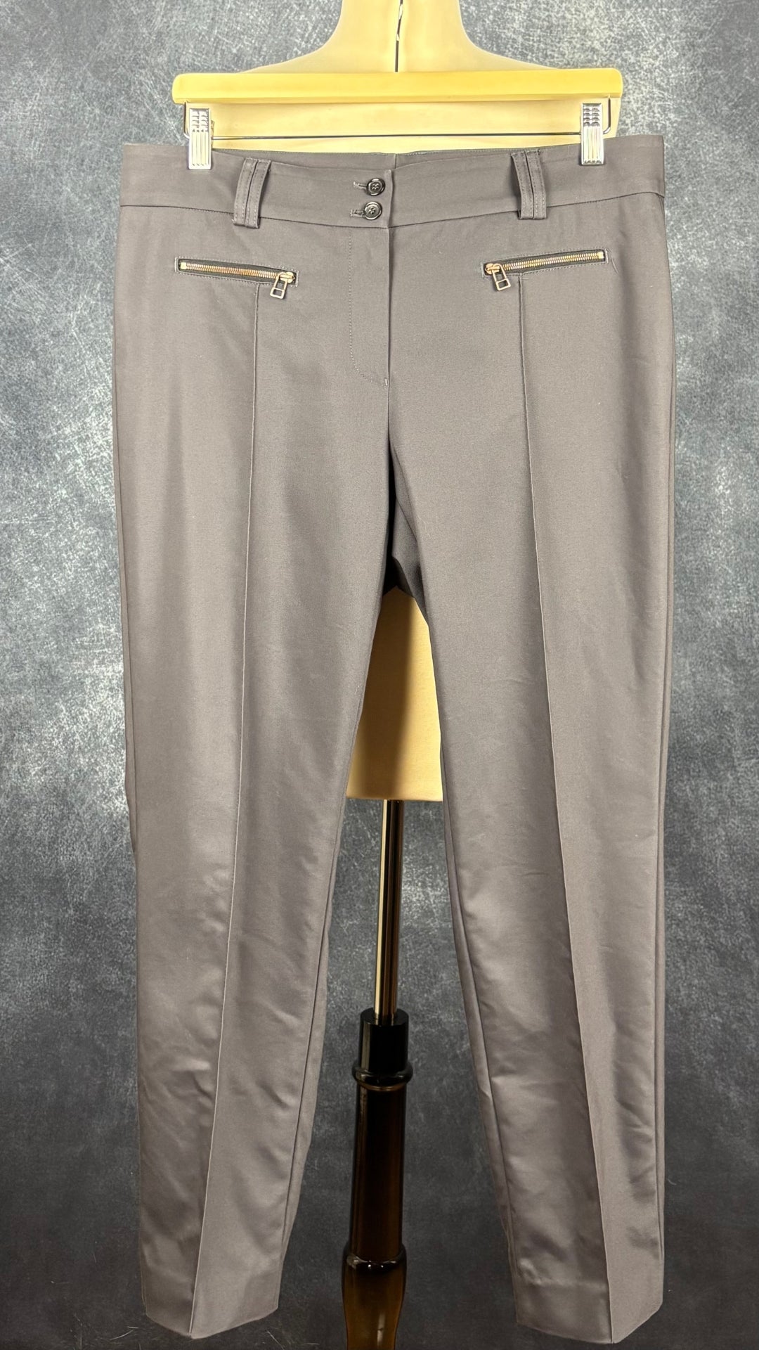 Pantalon gris-bleuté classique avec pli central Marc Aurel, taille 42 (l). Vue de face.