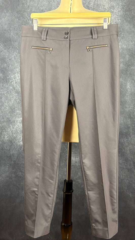 Pantalon gris-bleuté classique avec pli central Marc Aurel, taille 42 (l). Vue de face.