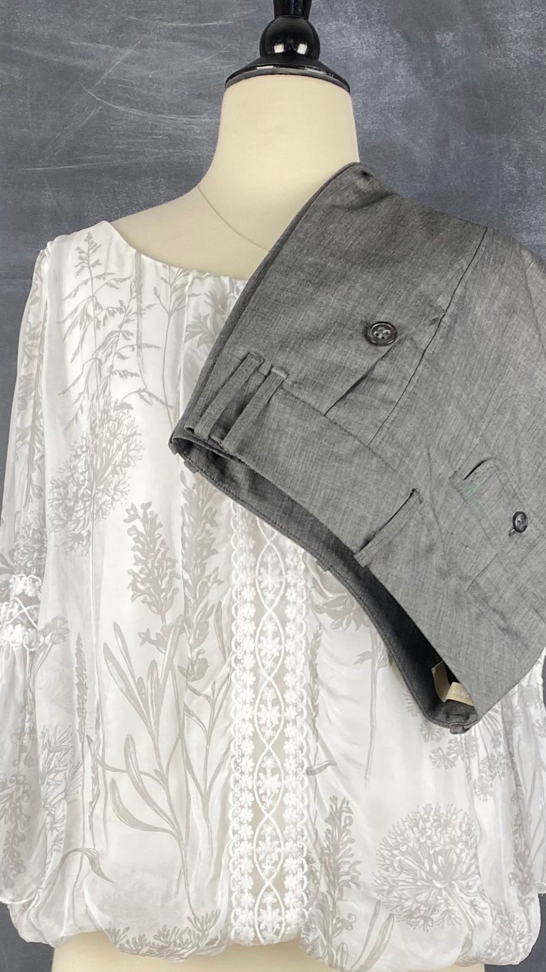 Pantalon gris droit fluide Gardeur, taille estimée à 6. Vue de l'agencement avec la blouse en mélange de soie crème et grise.