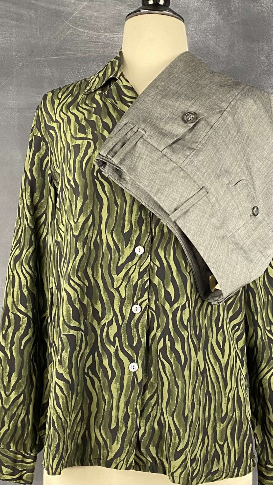 Pantalon gris droit fluide Gardeur, taille estimée à 6. Vue de l'agencement avec le chemisier en soie à zébrures vertes et noires.
