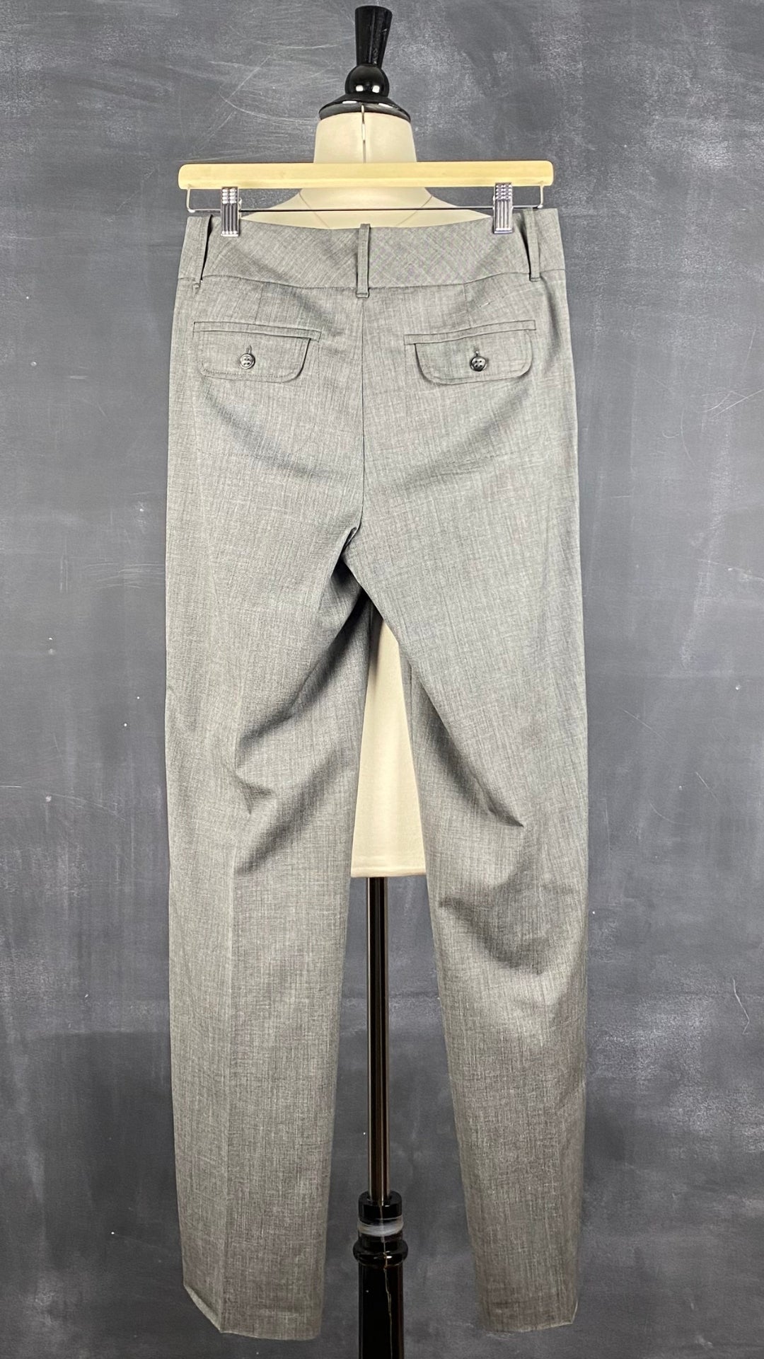 Pantalon gris droit fluide Gardeur, taille estimée à 6. Vue de dos.