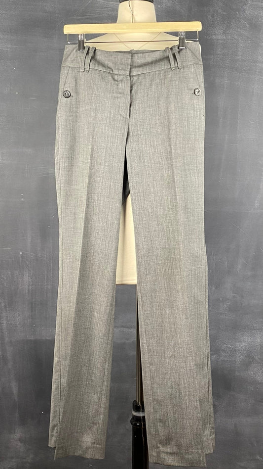 Pantalon gris droit fluide Gardeur, taille estimée à 6. Vue de face.